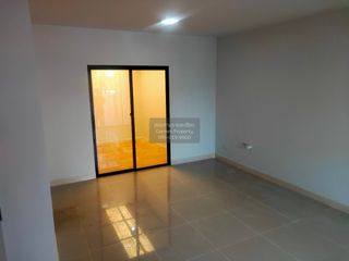 出售 3 卧室 联排别墅 在 Mueang Pathum Thani, Pathum Thani