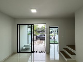 出售 3 卧室 联排别墅 在 Mueang Pathum Thani, Pathum Thani