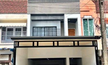 À vendre 2 chambres maison de ville à Khlong Sam Wa, Bangkok