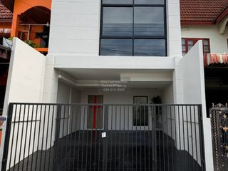 For sale 3 bedrooms townhouse in Wang Thonglang, Bangkok