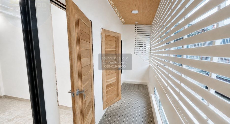 For sale 4 bedrooms townhouse in Huai Khwang, Bangkok