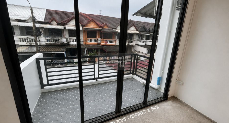 For sale 4 bedrooms townhouse in Huai Khwang, Bangkok