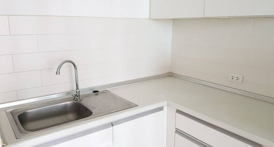 Condo en alquiler de 2 habitaciones en Huai Khwang, Bangkok