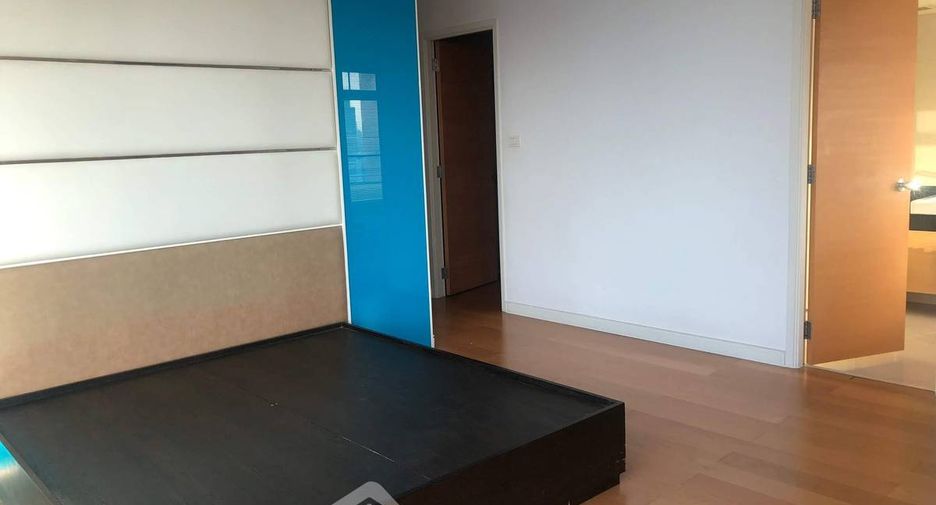 For rent 3 bedrooms condo in Khlong Toei, Bangkok