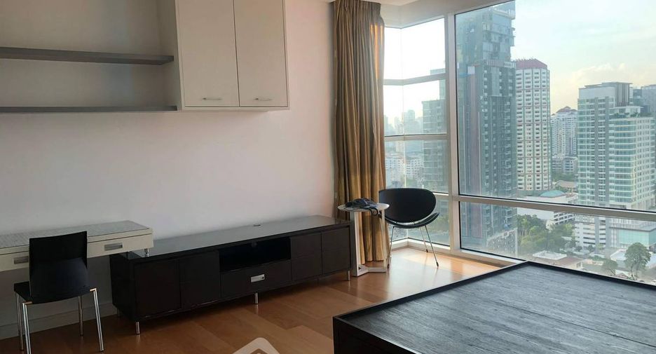 For rent 3 bedrooms condo in Khlong Toei, Bangkok