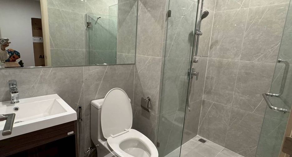 For rent 2 bedrooms condo in Huai Khwang, Bangkok