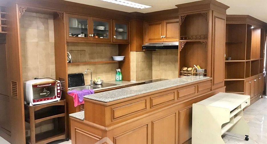 Condo en alquiler de 3 habitaciones en Watthana, Bangkok