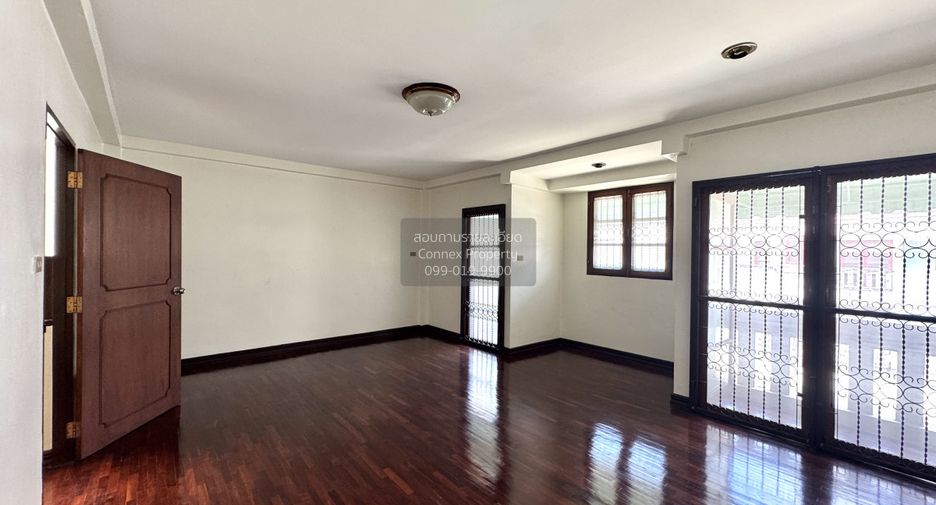 Reihenhaus zur Miete mit 4 Zimmer in Bangkok Noi, Bangkok