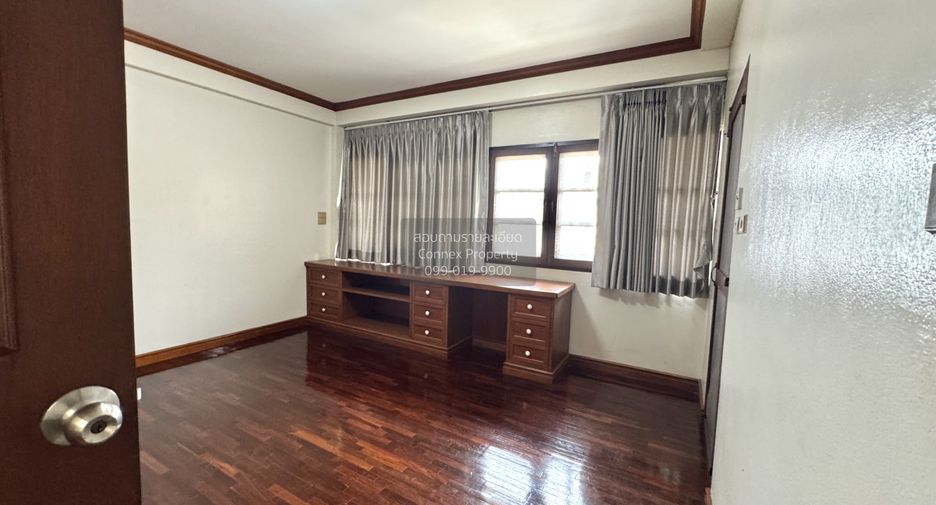 Reihenhaus zur Miete mit 4 Zimmer in Bangkok Noi, Bangkok