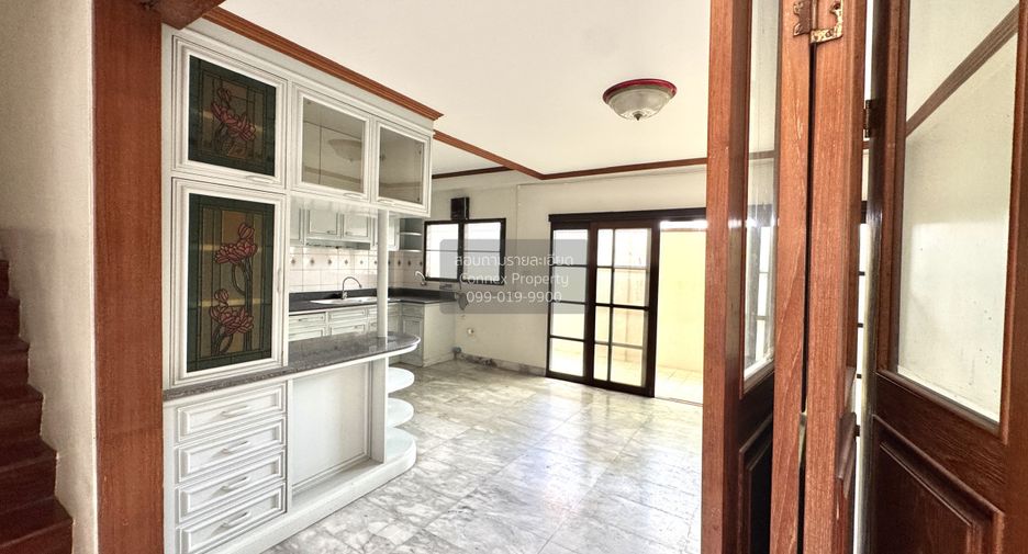 Reihenhaus zur Miete mit 4 Zimmer in Bangkok Noi, Bangkok