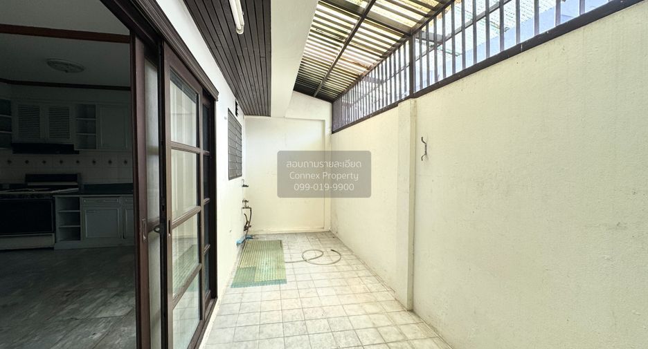Reihenhaus zur Miete mit 4 Zimmer in Bangkok Noi, Bangkok