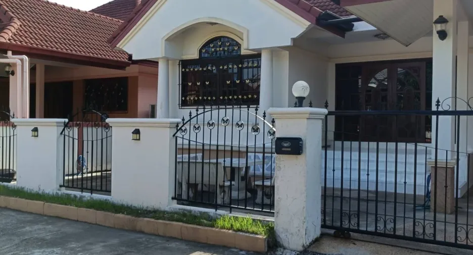 Casa en alquiler de 3 habitaciones en Bang Lamung, Chonburi