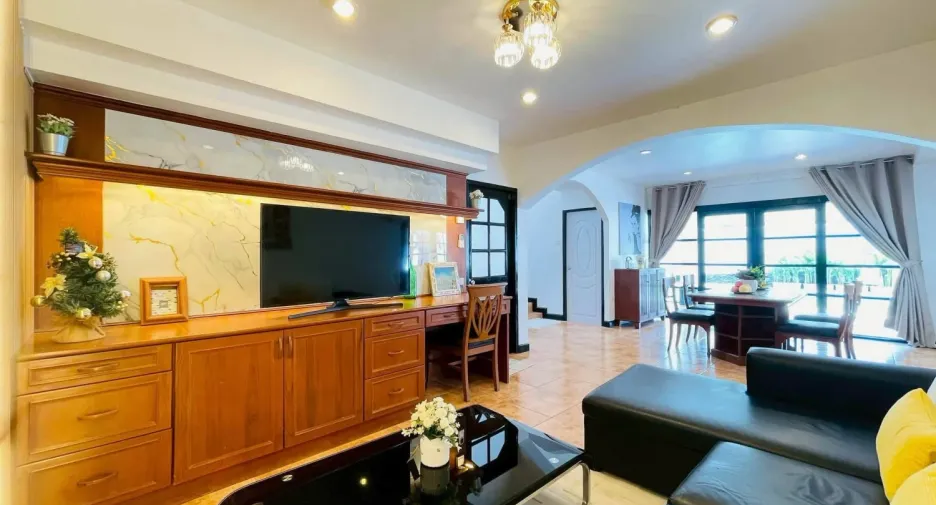 For rent 5 bedrooms villa in Bang Lamung, Chonburi