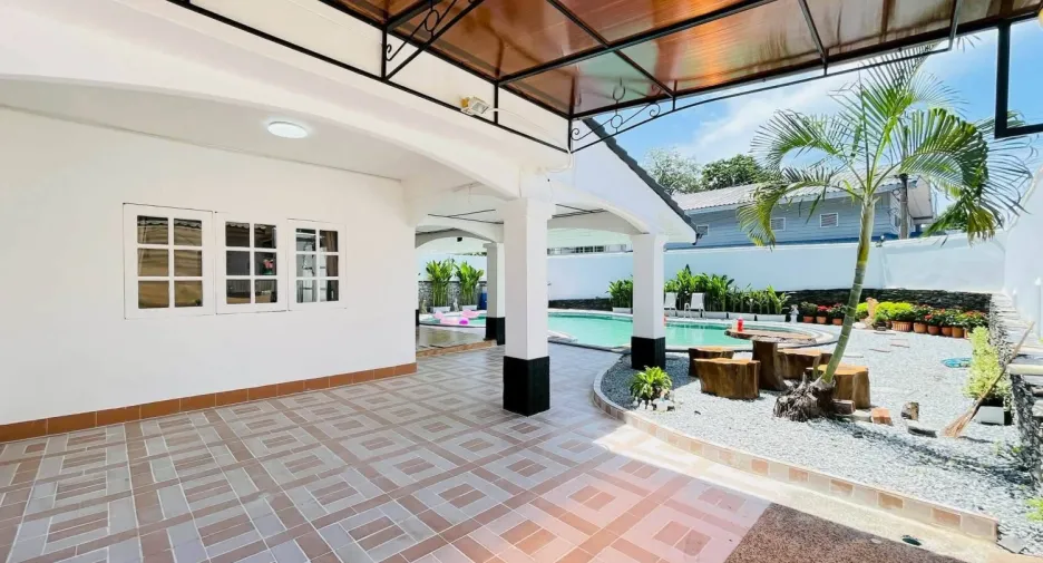 For rent 5 bedrooms villa in Bang Lamung, Chonburi