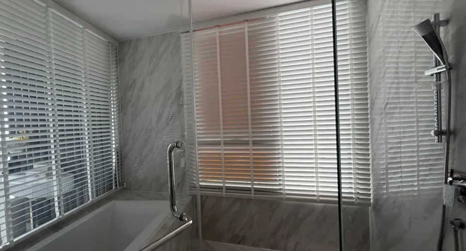 Condo en alquiler de 3 habitaciones en Khlong Toei, Bangkok