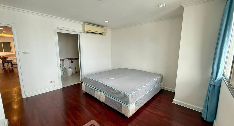 For rent 3 bedrooms condo in Watthana, Bangkok