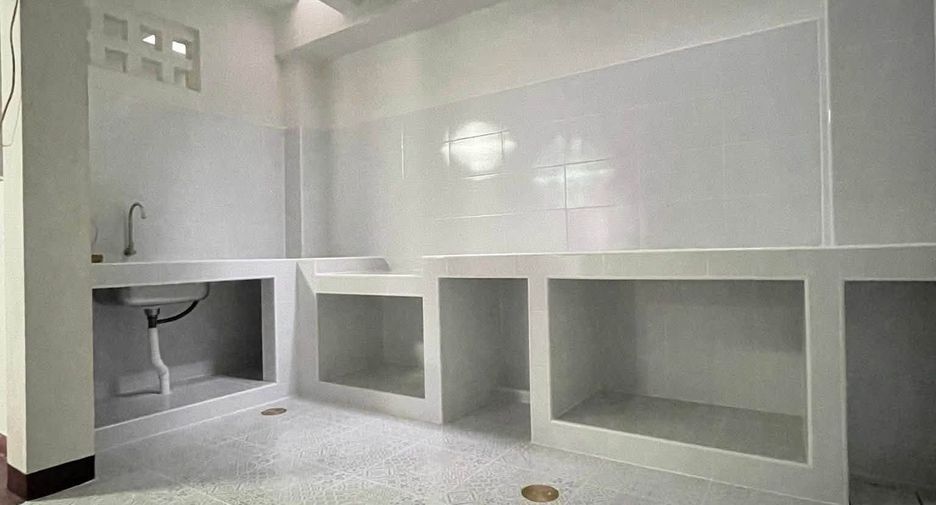 Casa adosada en venta y en alquiler de 3 habitaciones en Wang Thonglang, Bangkok