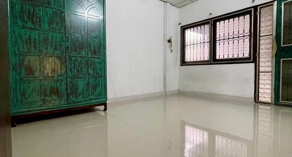 Casa adosada en venta y en alquiler de 3 habitaciones en Wang Thonglang, Bangkok
