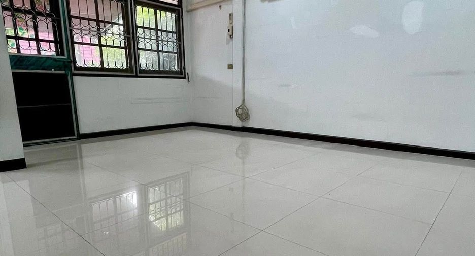 Casa adosada en venta y en alquiler de 3 habitaciones en Wang Thonglang, Bangkok