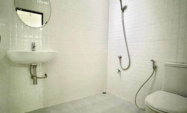Casa adosada en venta y en alquiler de 3 habitaciones en Wang Thonglang, Bangkok