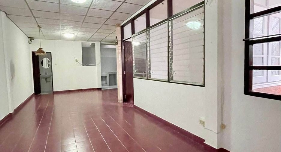 Casa adosada en venta y en alquiler de 3 habitaciones en Wang Thonglang, Bangkok