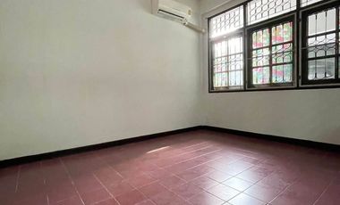 Casa adosada en venta y en alquiler de 3 habitaciones en Wang Thonglang, Bangkok