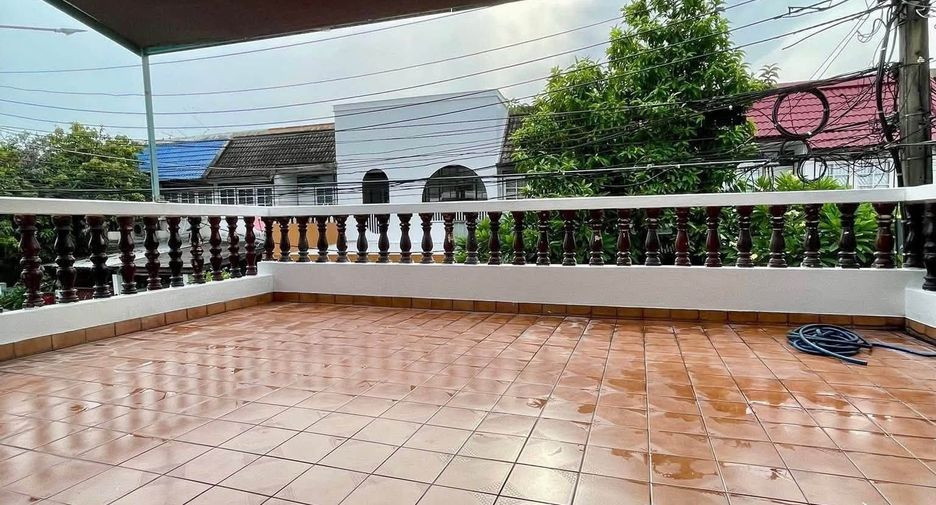Casa adosada en venta y en alquiler de 3 habitaciones en Wang Thonglang, Bangkok