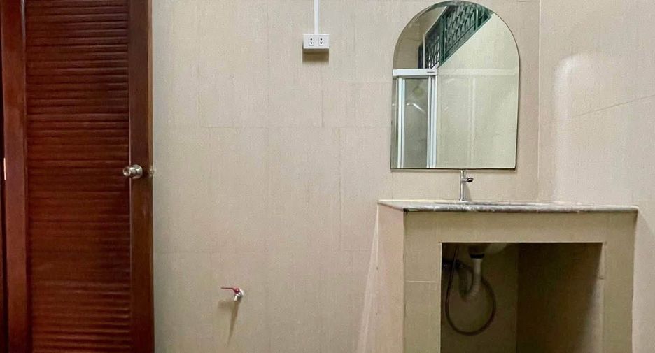 Casa adosada en venta y en alquiler de 3 habitaciones en Wang Thonglang, Bangkok