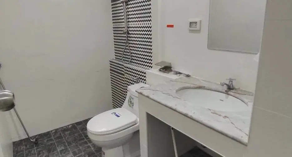 For sale 5 bedrooms townhouse in Wang Thonglang, Bangkok