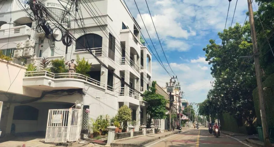 For sale 5 bedrooms townhouse in Wang Thonglang, Bangkok
