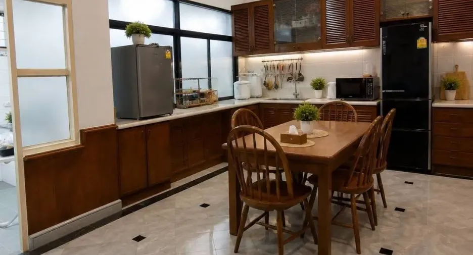 For sale 5 bedrooms townhouse in Wang Thonglang, Bangkok