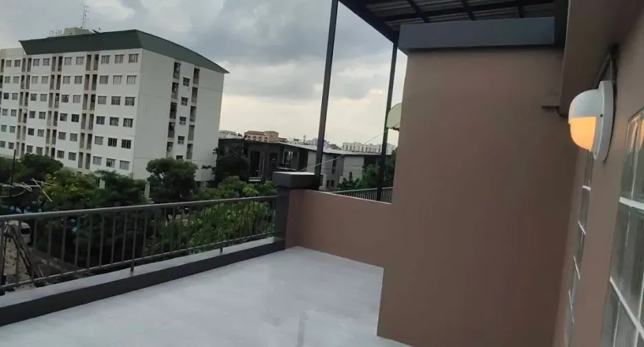 For sale 5 bedrooms townhouse in Wang Thonglang, Bangkok