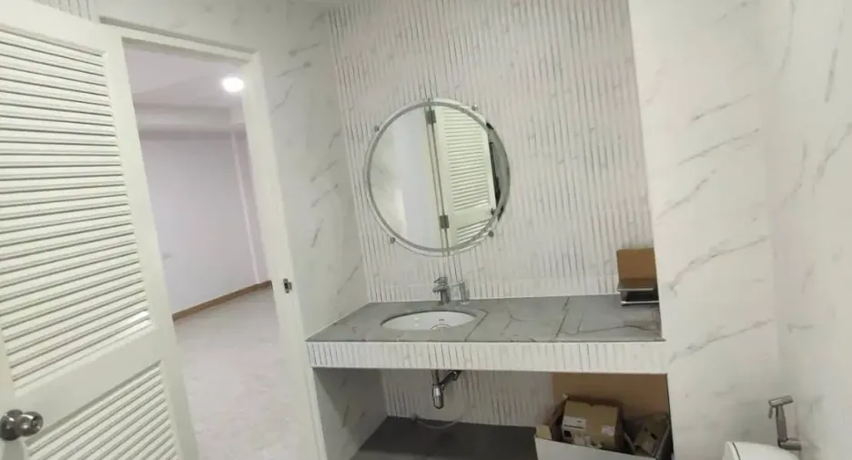 For sale 5 bedrooms townhouse in Wang Thonglang, Bangkok