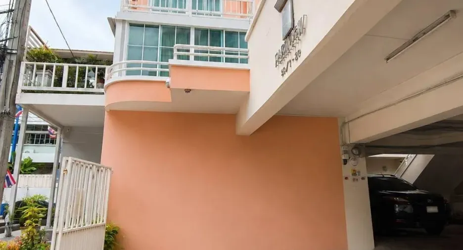 For sale 5 bedrooms townhouse in Wang Thonglang, Bangkok