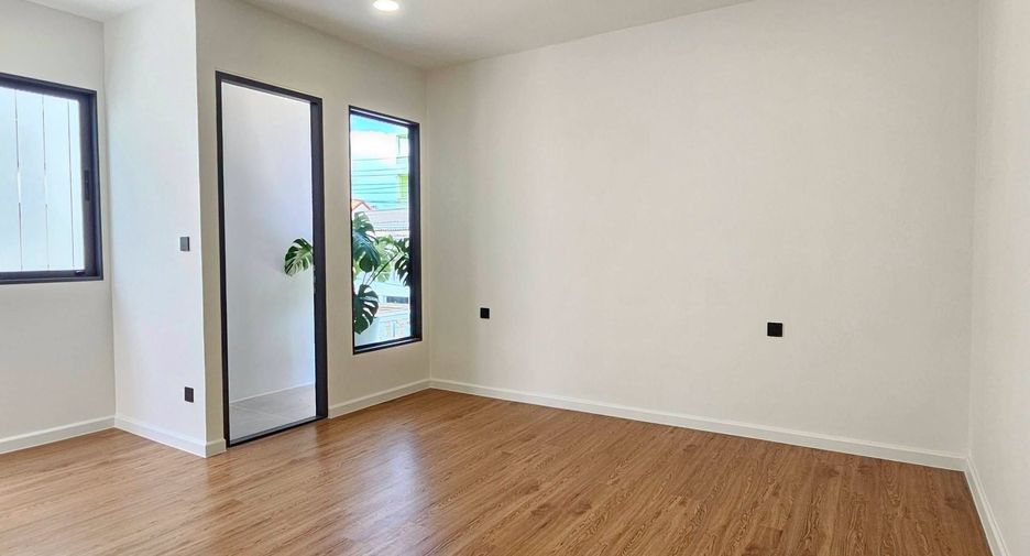 For sale 3 ベッドルーム house in Lat Phrao, Bangkok