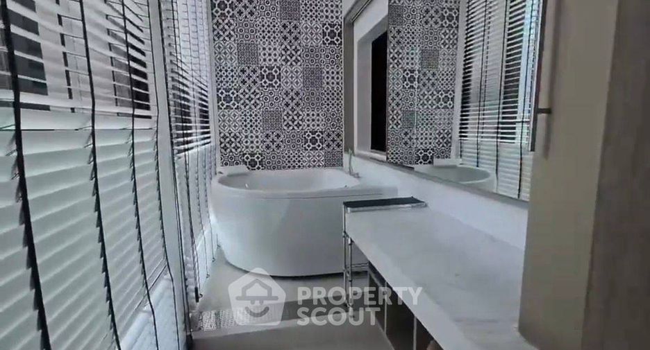 For rent 2 bedrooms condo in Pathum Wan, Bangkok