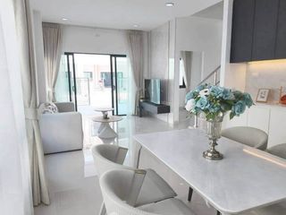 Casa adosada en alquiler de 3 habitaciones en Bang Lamung, Chonburi