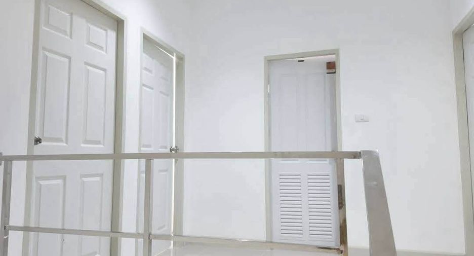 Casa adosada en alquiler de 3 habitaciones en Bang Lamung, Chonburi