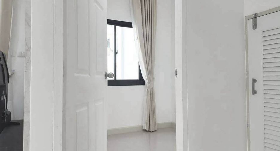 Casa adosada en alquiler de 3 habitaciones en Bang Lamung, Chonburi
