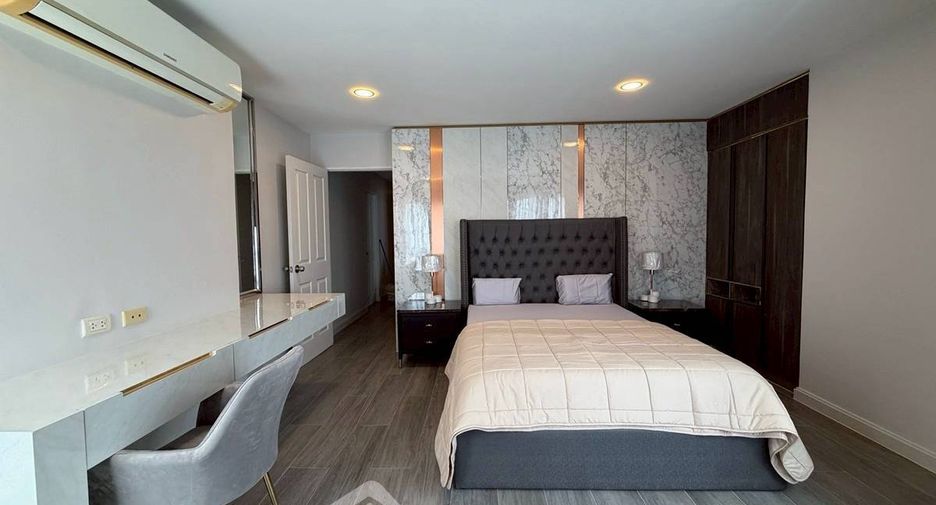 For rent 4 bedrooms condo in Huai Khwang, Bangkok