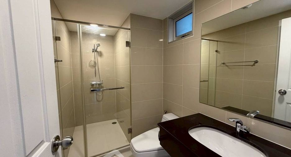 For rent 4 bedrooms condo in Huai Khwang, Bangkok