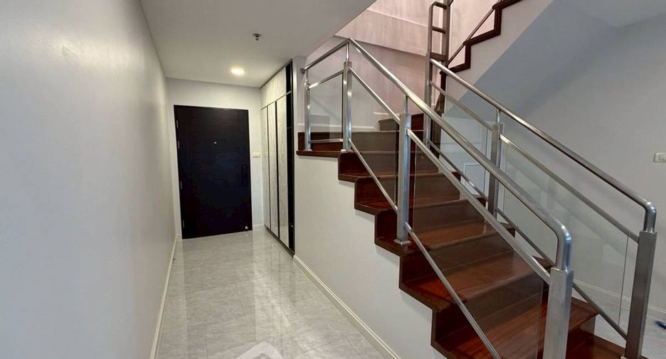 For rent 4 bedrooms condo in Huai Khwang, Bangkok