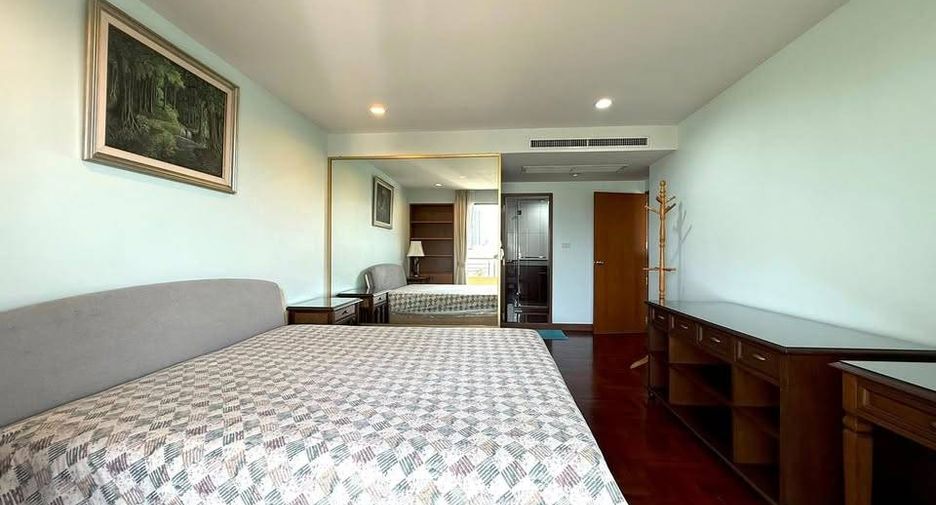 For rent 2 bedrooms condo in Yan Nawa, Bangkok