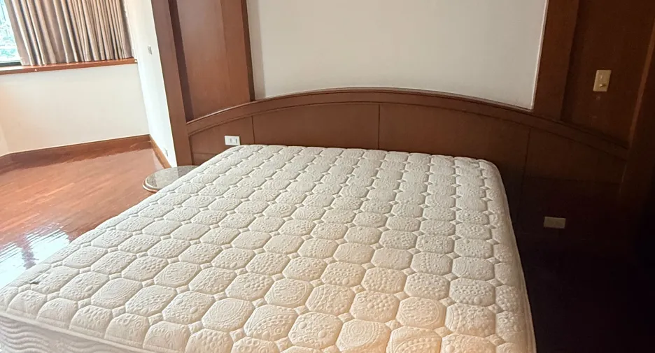 For rent 3 bedrooms condo in Khlong Toei, Bangkok