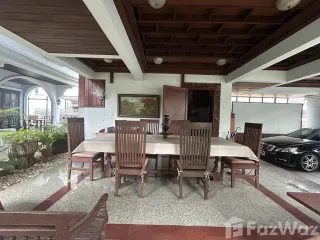 Haus zur Miete mit 3 Zimmer in Khlong Toei, Bangkok