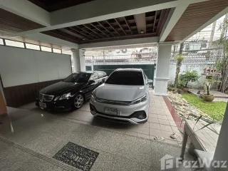 Haus zur Miete mit 3 Zimmer in Khlong Toei, Bangkok