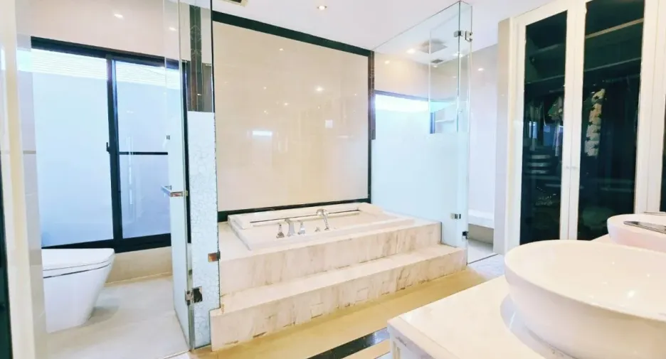 For sale 4 bedrooms house in Taling Chan, Bangkok