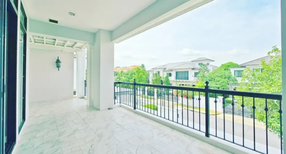 For sale 4 bedrooms house in Taling Chan, Bangkok