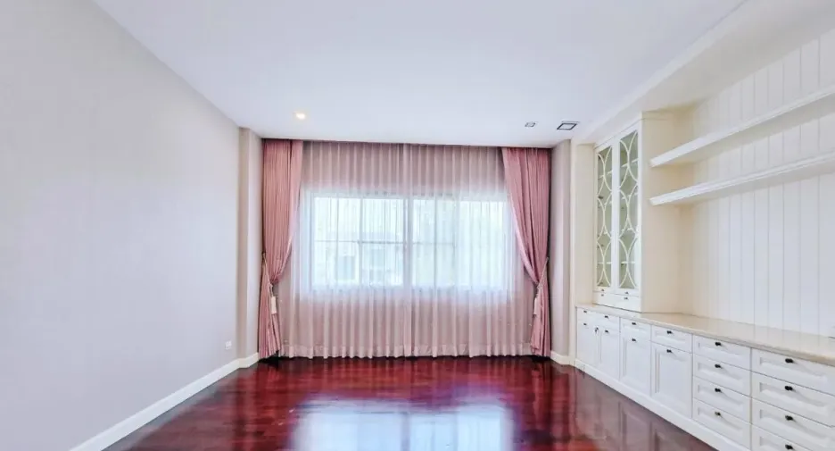 For sale 4 bedrooms house in Taling Chan, Bangkok