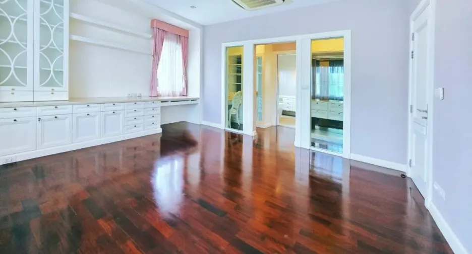 For sale 4 bedrooms house in Taling Chan, Bangkok